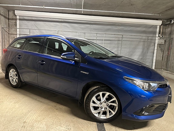 Toyota Auris 5 of 30