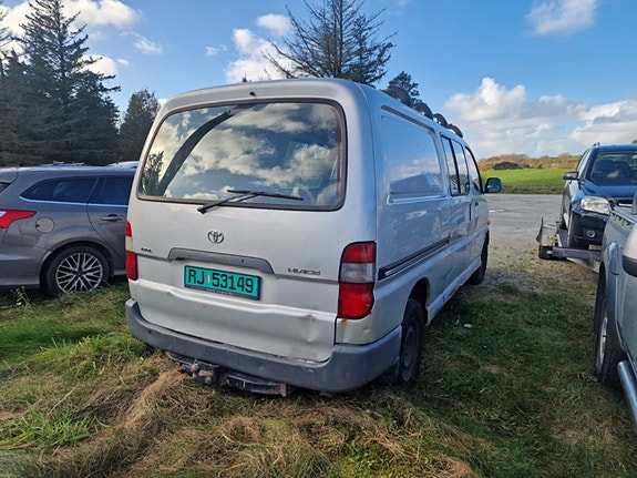 Toyota HiAce 7 of 22