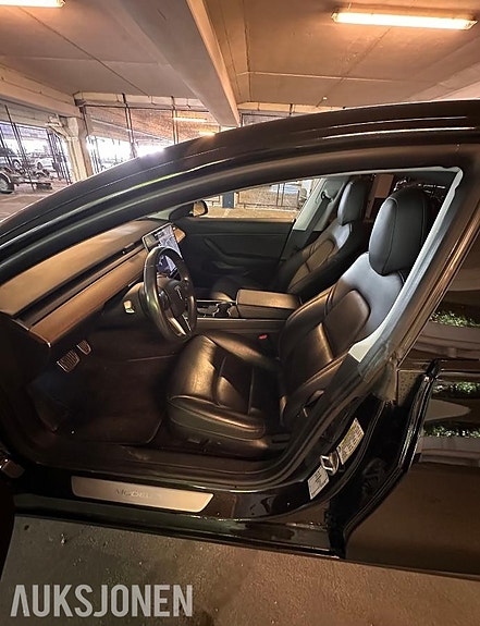 Tesla Model 3 5 of 9
