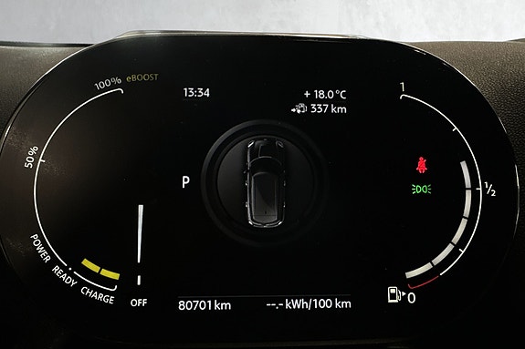 Digital instrumentering viser batteristatus og rekkevidde i sanntid.