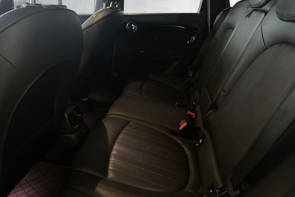 Bakseter i svart skinn med ISOFIX, trygghet for hele familien.