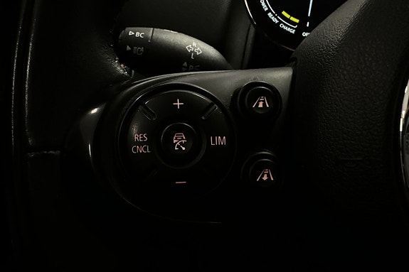 Cruisekontroll og varsellamper er lett tilgjengelig med intuitive knapper.