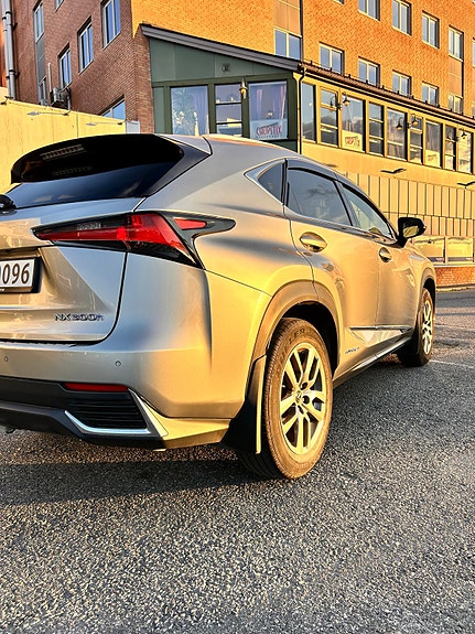Lexus NX300h 8 of 16