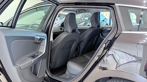 Volvo V60 13 of 30