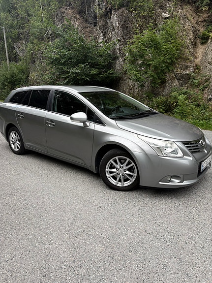 Toyota Avensis 2 of 30