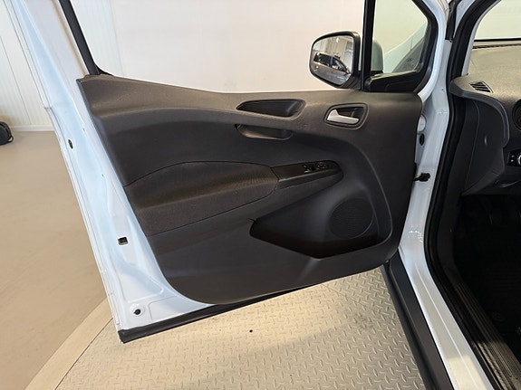 Ford Transit Courier 28 of 30