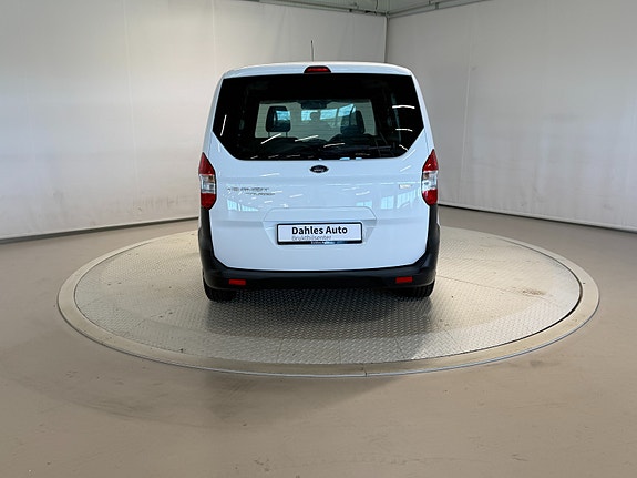 Ford Transit Courier 10 of 30