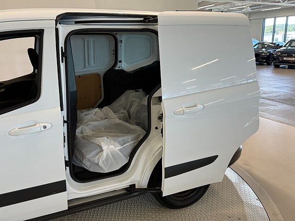 Ford Transit Courier 16 of 30