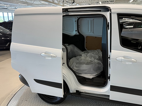 Ford Transit Courier 17 of 30