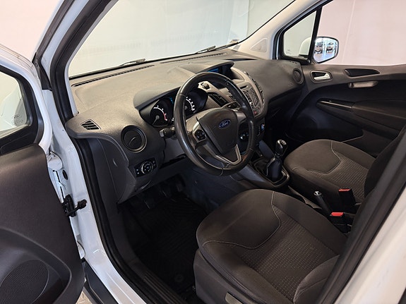 Ford Transit Courier 29 of 30