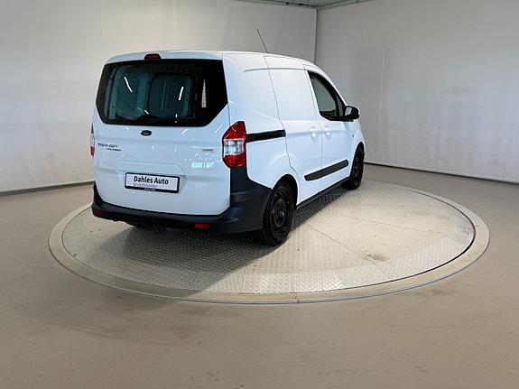 Ford Transit Courier 3 of 30
