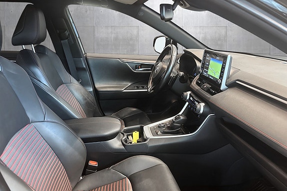 Toyota RAV4 Plug-in Hybrid 18 of 22