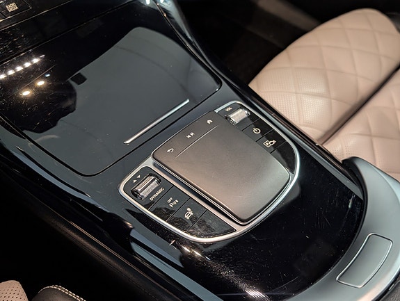 Mercedes-Benz EQC400 21 of 26