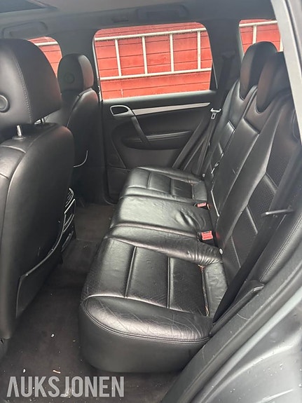 Porsche Cayenne 9 of 15