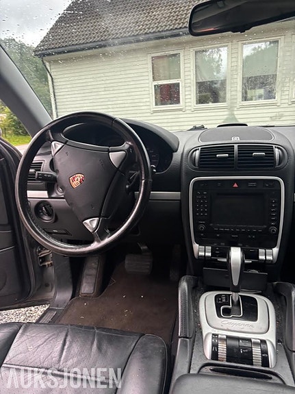 Porsche Cayenne 8 of 15