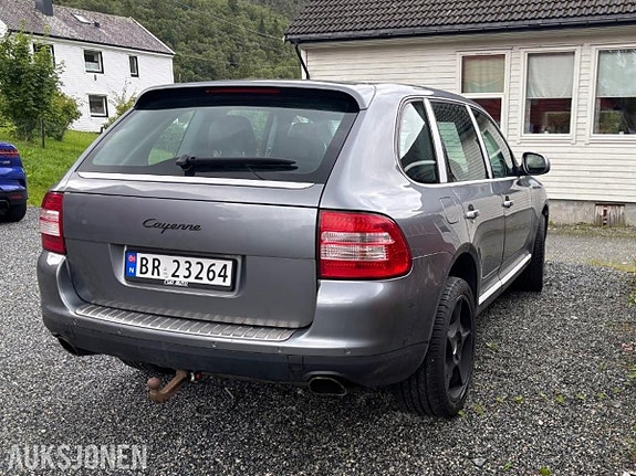 Porsche Cayenne 4 of 15