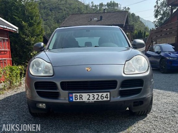 Porsche Cayenne 2 of 15