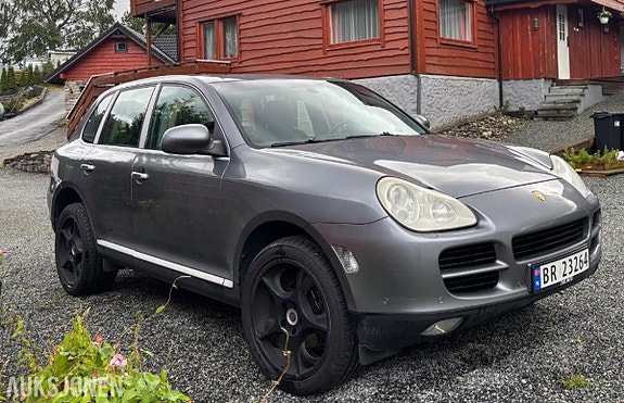 Porsche Cayenne 3 of 15