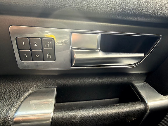 Land Rover Discovery 4 21 of 30