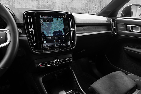 Volvo XC40 12 of 30