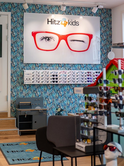 Hitz Optikk har egen barneavdeling: Hitz4Kids! Der er det lekehus, verkstedsbenk og iskiosk.