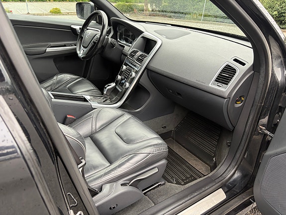 Volvo XC60 13 of 30