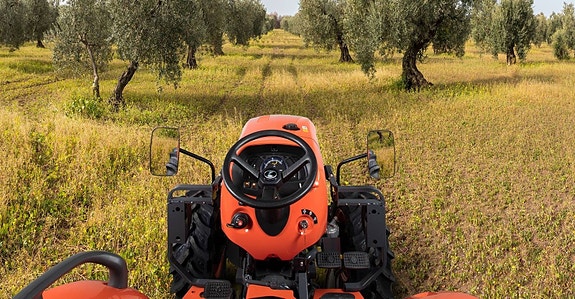 Kubota L1-382 HST 11 of 13