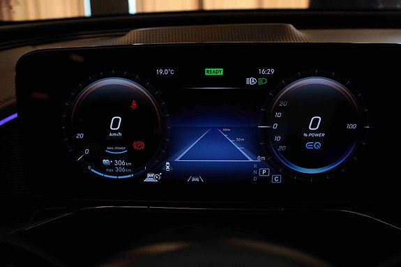 Mercedes-Benz EQC400 28 of 30