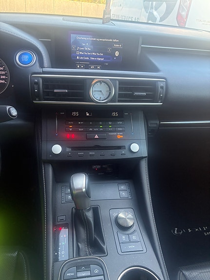 Lexus RC300h 5 of 6