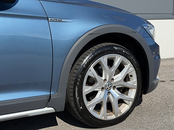 Volkswagen Passat Alltrack 12 of 30