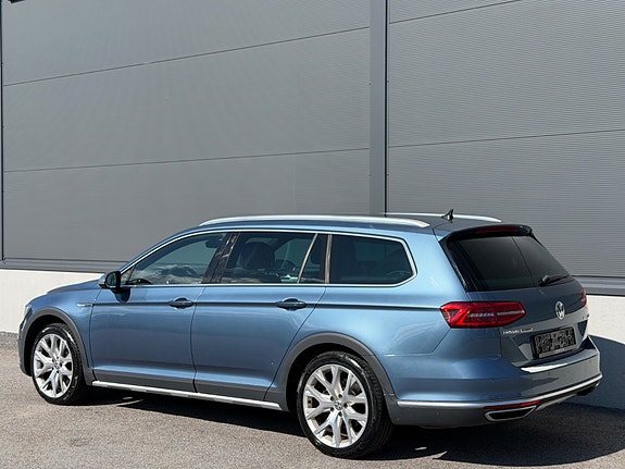Volkswagen Passat Alltrack 5 of 30
