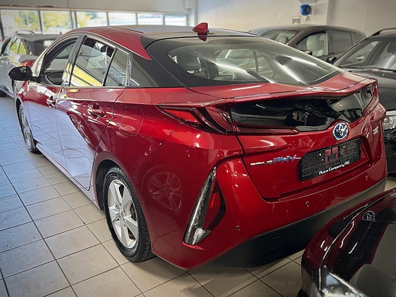 Toyota Prius Plug-in Hybrid 2 of 3
