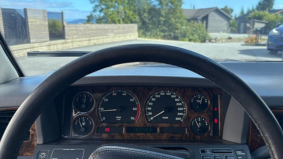 Jaguar XJ 27 of 30
