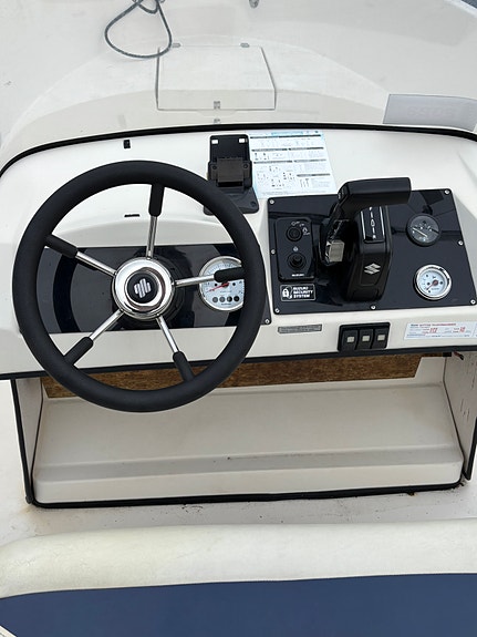 Uttern 5602 med ny Suzuki 100 hk motor 2 of 7