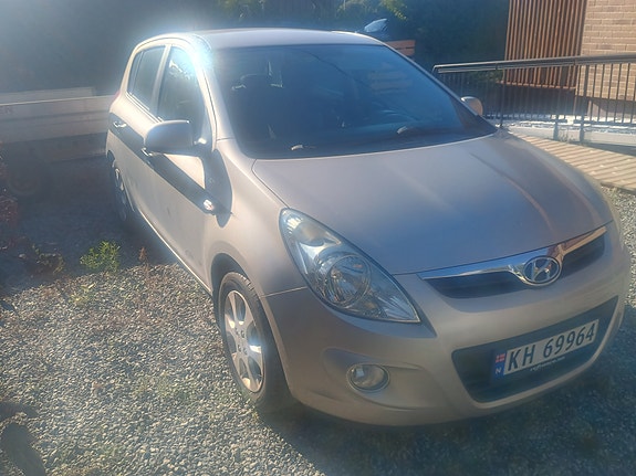 Hyundai i20 2 of 15