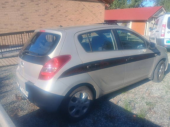 Hyundai i20 10 of 15