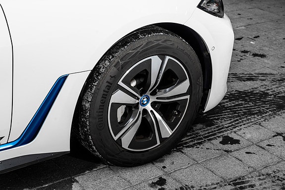BMW i4 10 of 27