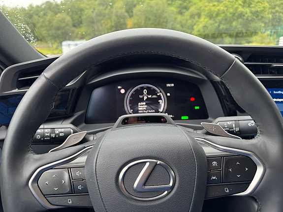 Lexus RZ450e 4 of 6
