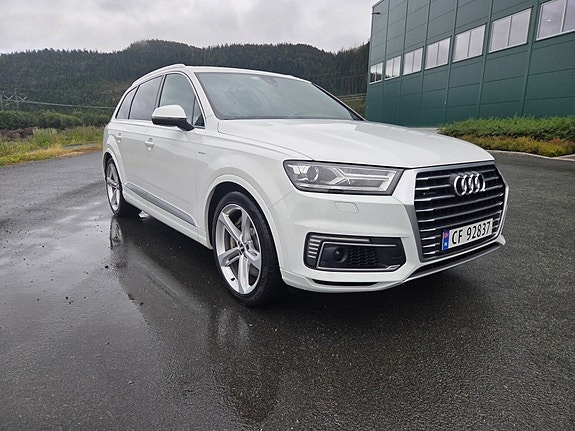 Audi Q7 2 of 21