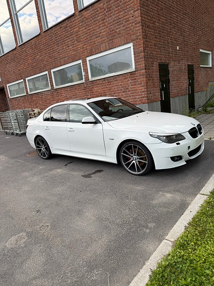 BMW 525xd 2 of 7