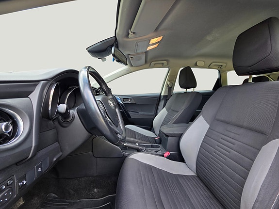 Toyota Auris 9 of 24