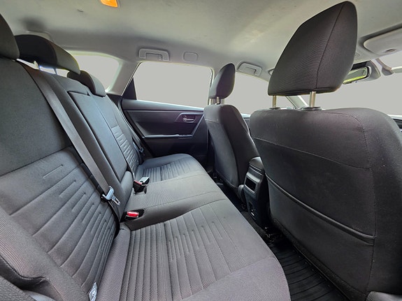 Toyota Auris 13 of 24