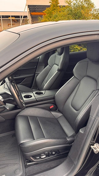 Porsche Taycan 10 of 30