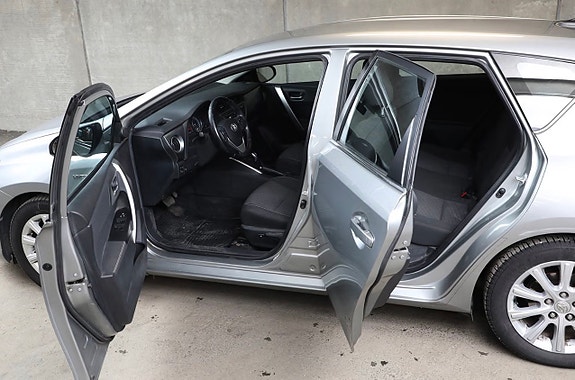 Toyota Auris 8 of 22