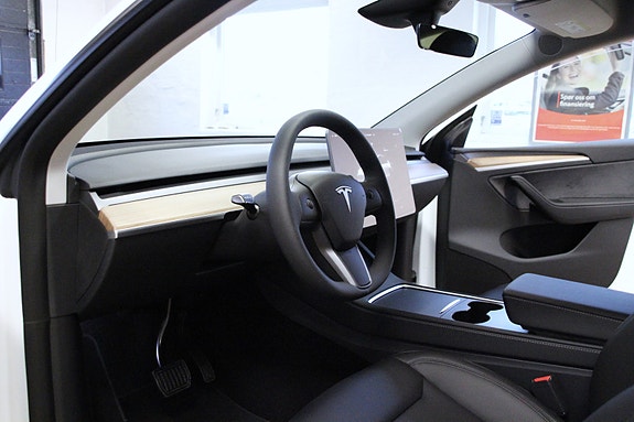 Tesla Model Y 12 of 30