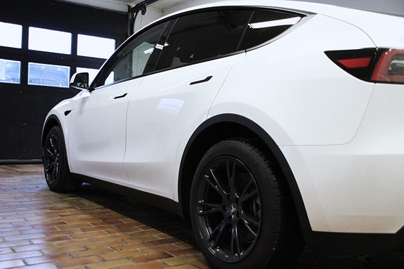 Tesla Model Y 10 of 30