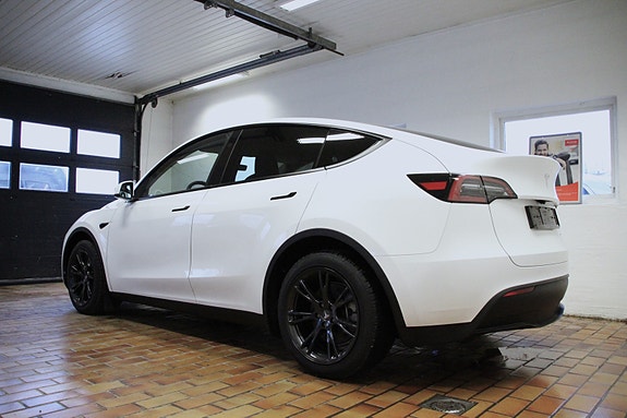 Tesla Model Y 4 of 30