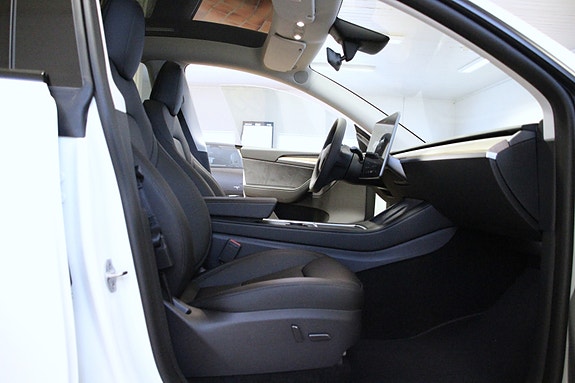 Tesla Model Y 14 of 30