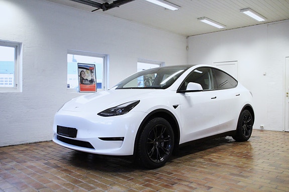 Tesla Model Y 2 of 30