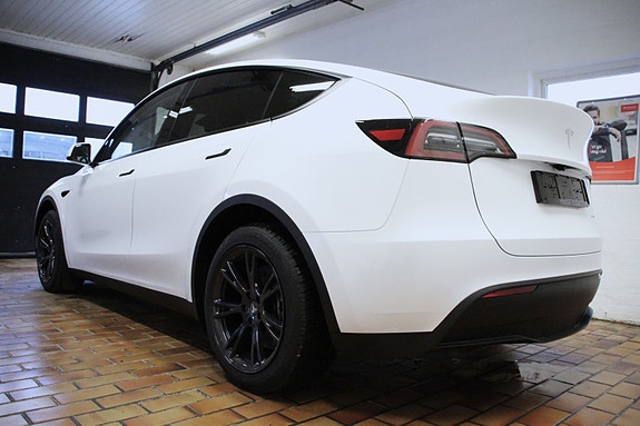 Tesla Model Y 6 of 30